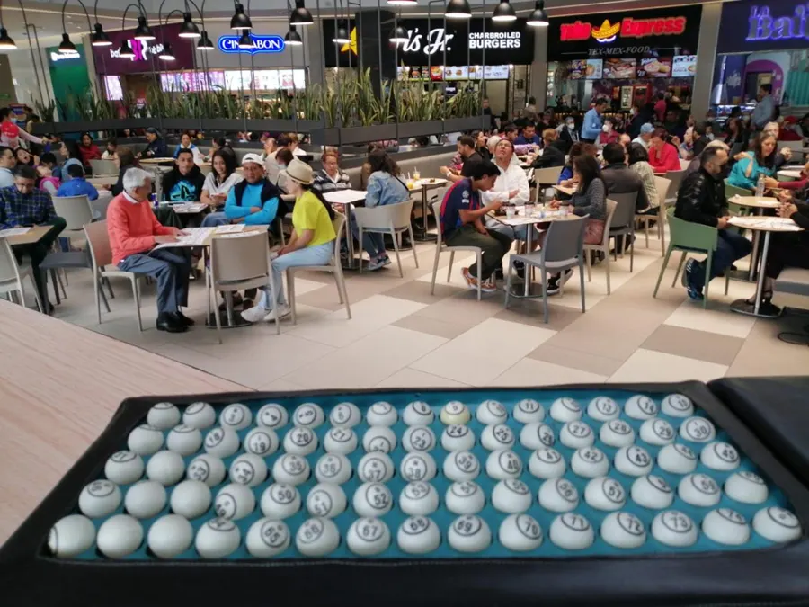 Ánfora con jugadores en un patio de comidas