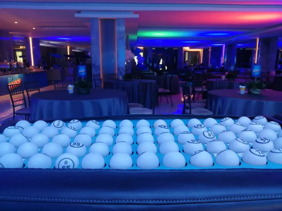 Ánfora con las 75 bolillas en un salón iluminado