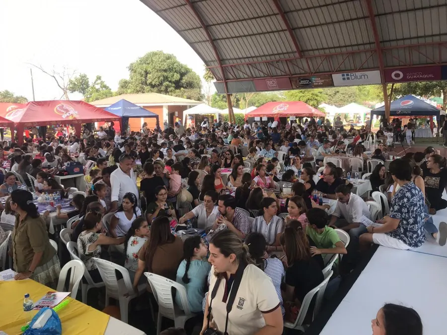 Comunidad jugando bingo bajo una cubierta