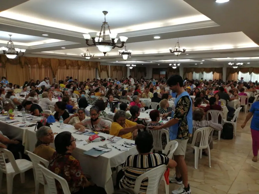Salón de eventos lleno de jugadores