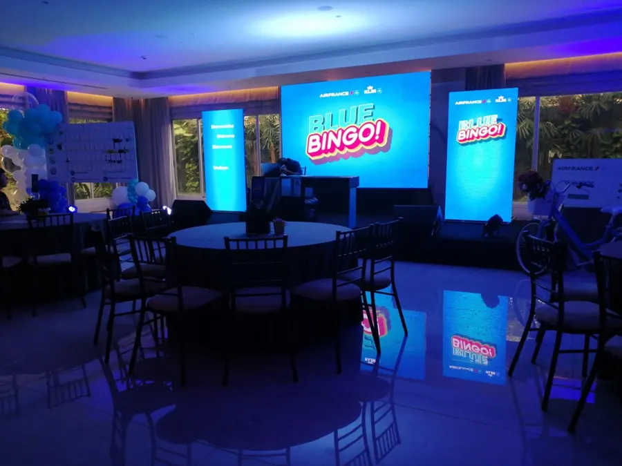 Salón con pantallas y luces preparado para el bingo